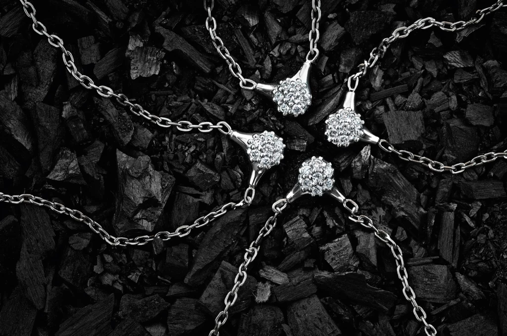 Do swojej najbardziej ekskluzywnej linii LovePods i LovePods Whitegold Pandora wprowadziła nowe kolczyki, pierścionki, naszyjniki, bransoletki -wszystko z szlifowanymi, ręcznie osadzanymi diamentami. Do swojej najbardziej ekskluzywnej linii LovePods i LovePods Whitegold Pandora wprowadziła nowe kolczyki, pierścionki, naszyjniki, bransoletki -wszystko z szlifowanymi, ręcznie osadzanymi diamentami.
