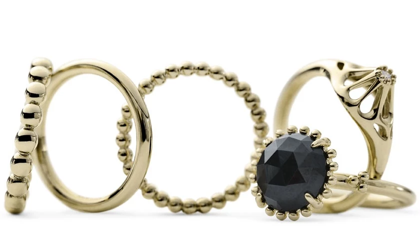 Obejrzyj koniecznie kolekcje Stories i Ring upon Ring: złote pierścionki, naszyjniki i kolczyki z rubinem i melanitem, które przyciągną wszystkie spojrzenia! Obejrzyj koniecznie kolekcje Stories i Ring upon Ring: złote pierścionki, naszyjniki i kolczyki z rubinem i melanitem, które przyciągną wszystkie spojrzenia!