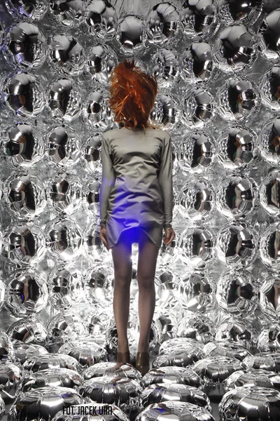 Wyczuwalny futurystyczny klimat kolekcji przypomina surowe i ascetyczne kadry zaczerpnięte prosto z filmów science fiction.