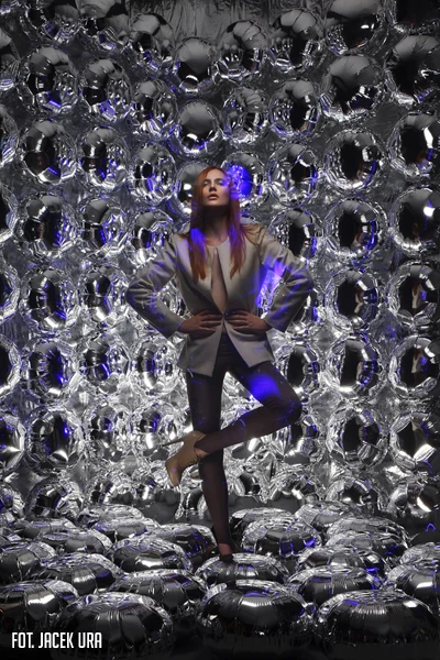 Wyczuwalny futurystyczny klimat kolekcji przypomina surowe i ascetyczne kadry zaczerpnięte prosto z filmów science fiction.