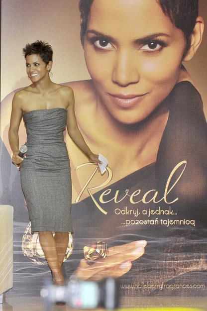 Halle Berry przybyła do Polski w przerwie między zdjęciami do filmu, który obecnie kręci w RPA. Halle Berry przybyła do Polski w przerwie między zdjęciami do filmu, który obecnie kręci w RPA.