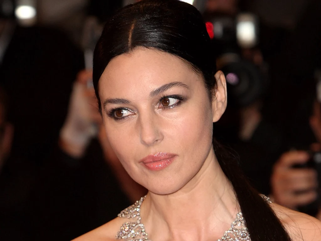 Monica Bellucci ma taki magnetyzm, że wystarczy jej dyskretne podkreślenie urody