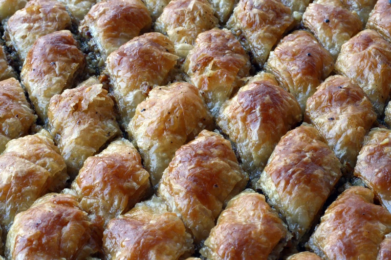 Baklawa to cienkie płaty ciasta filo przełożone słodkim nadzieniem i nasączone syropem