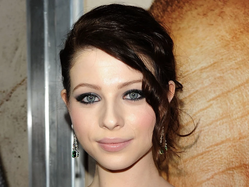 Michelle Trachtenberg też wybrała luźno opadający kosmyk