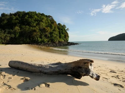 Piękne plaże i szmaragdowe morze to główny atut archipelagu Langkawi