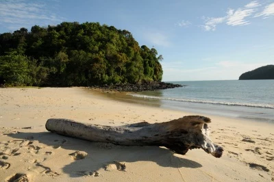 Piękne plaże i szmaragdowe morze to główny atut archipelagu Langkawi