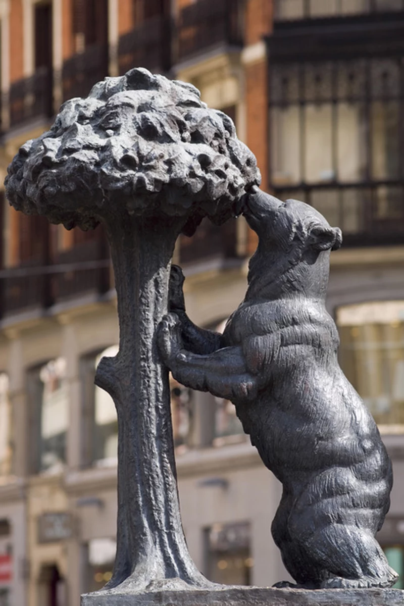 Symbolem Madrytu jest niedźwiedź wspinający się na drzewo. Stoi na placu Puerta del Sol.