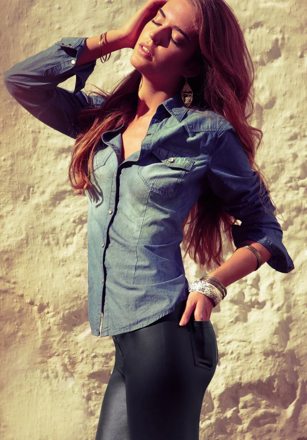 Mocnym akcentem jest "denim blue", a hitem są dżegginsy w najróżniejszych wykończeniach. Mocnym akcentem jest "denim blue", a hitem są dżegginsy w najróżniejszych wykończeniach.