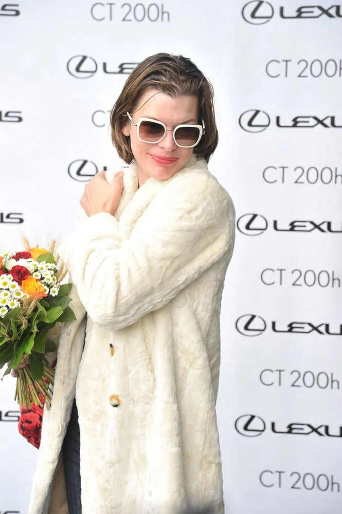 Milla Jovovich na lotnisku Milla Jovovich na lotnisku