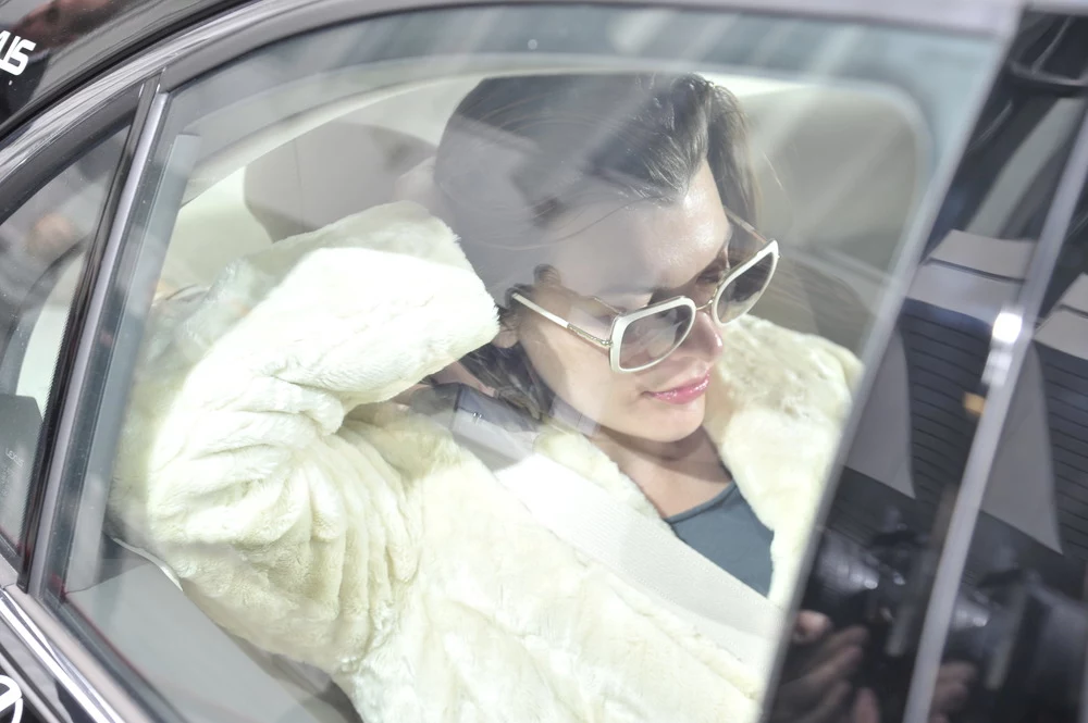 Milla Jovovich na lotnisku Milla Jovovich na lotnisku