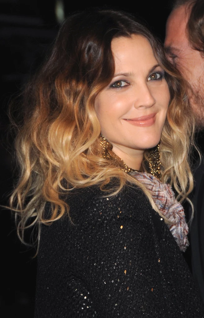 Za wielką wodą gwiazdy już drugi sezon  noszą ombre hair. Na zdj. Drew Barrymore