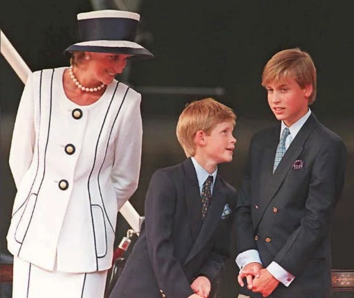 Księżna Diana z synami - Williamem (po prawej) i Harrym (w środku) Księżna Diana z synami - Williamem (po prawej) i Harrym (w środku)