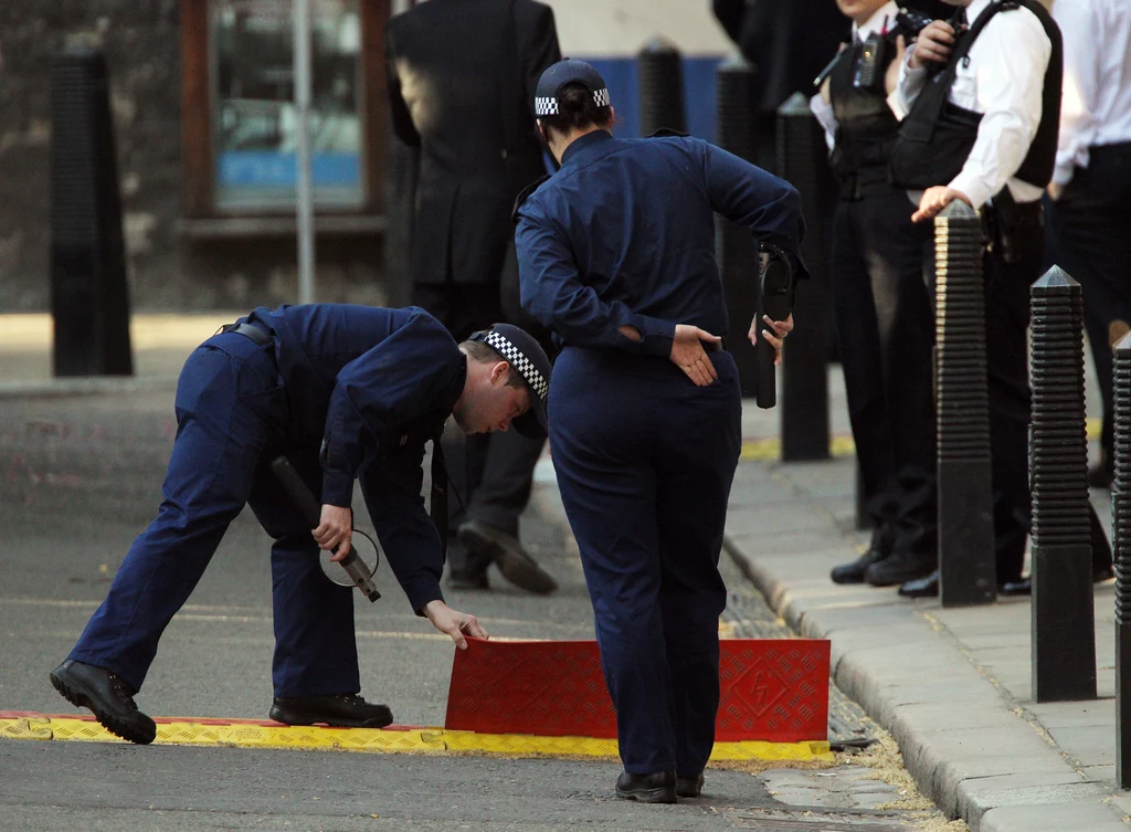 Policja sprawdza trasę przejazdu orszaku ślubnego Policja sprawdza trasę przejazdu orszaku ślubnego