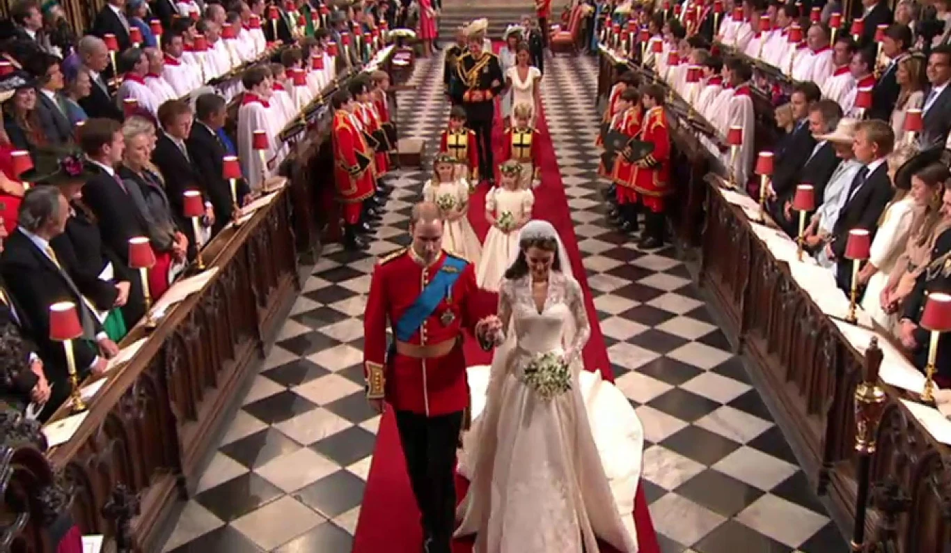 Młoda para wychodzi z Opactwa Westminsterskiego