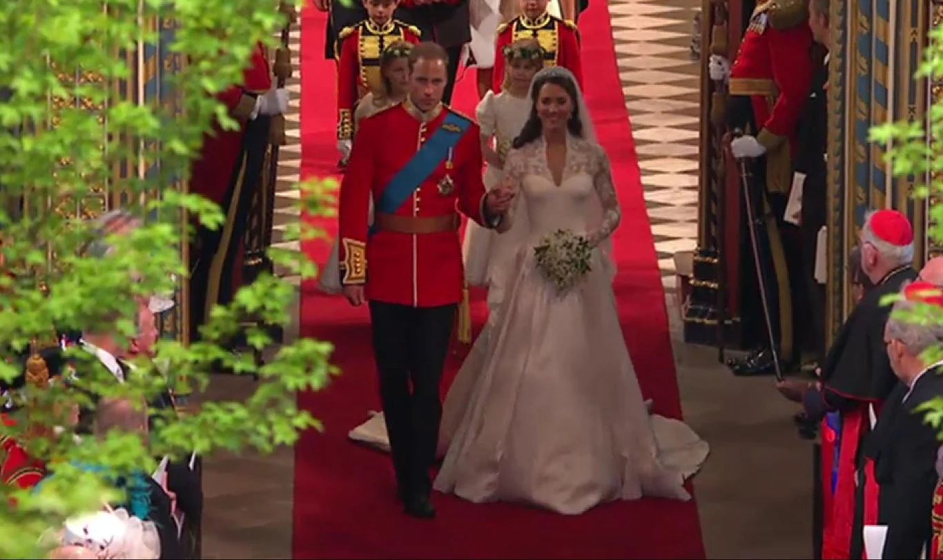 Młoda para wychodzi z Opactwa Westminsterskiego