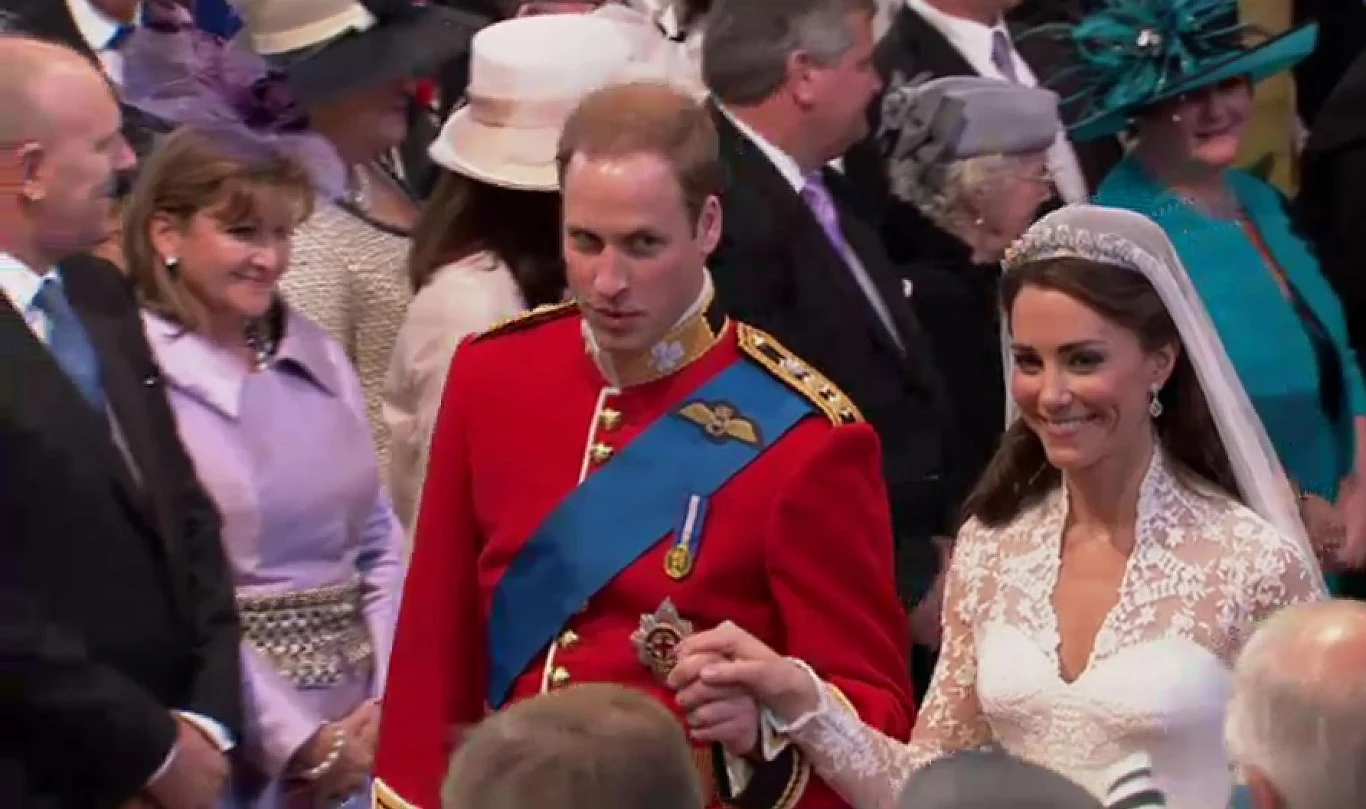 Młoda para wychodzi z Opactwa Westminsterskiego