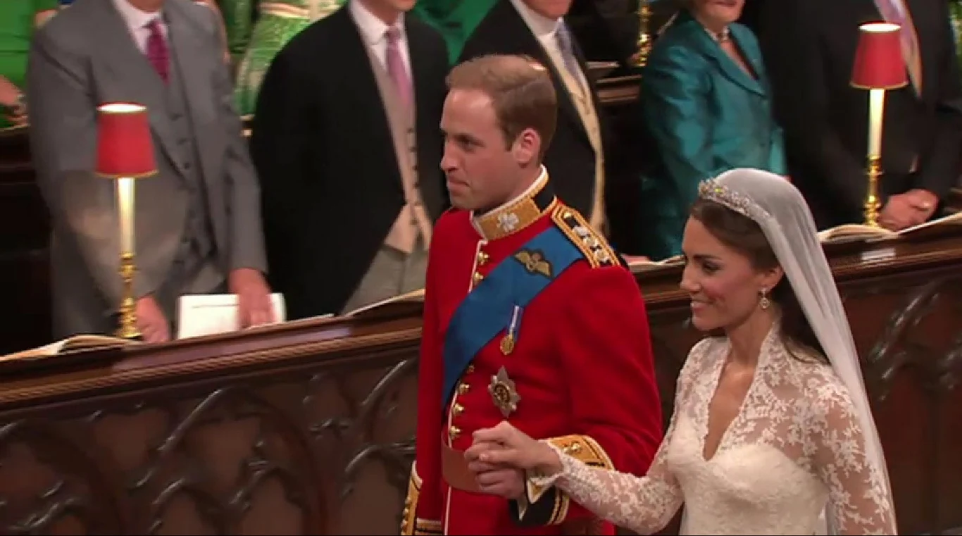 Młoda para wychodzi z Opactwa Westminsterskiego