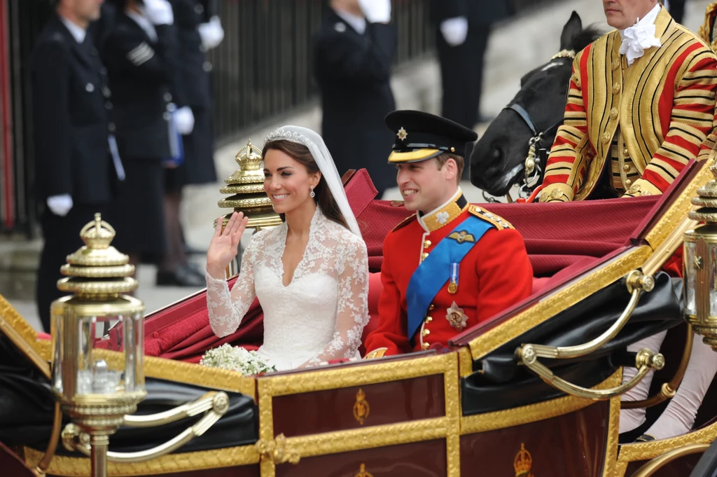 Karocą młoda para przejechała do Pałacu Buckingham. Karocą młoda para przejechała do Pałacu Buckingham.