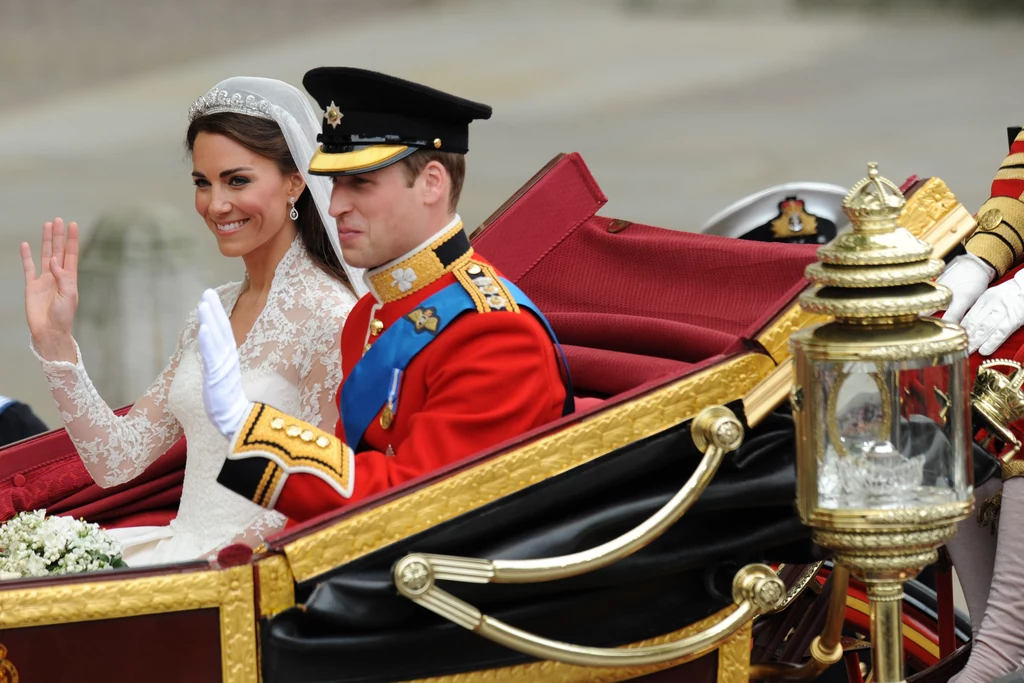 Karocą młoda para przejechała do Pałacu Buckingham. Karocą młoda para przejechała do Pałacu Buckingham.