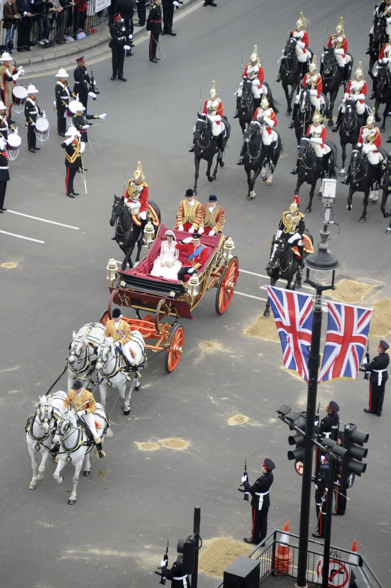 Karocą młoda para przejechała do Pałacu Buckingham. Karocą młoda para przejechała do Pałacu Buckingham.
