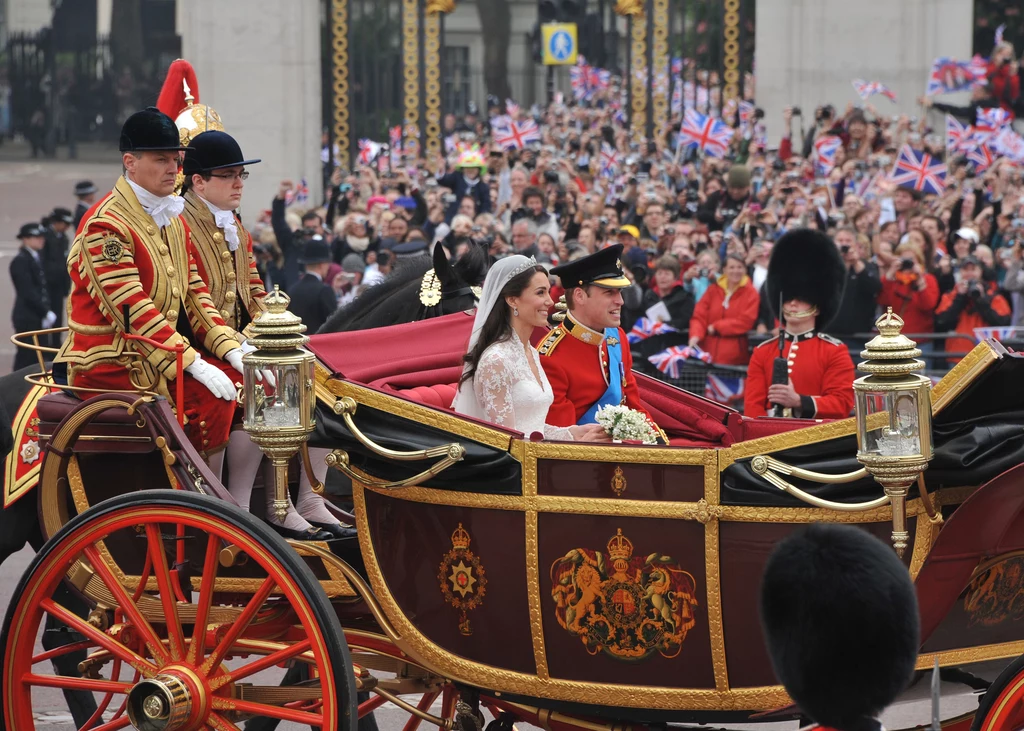 Karocą młoda para przejechała do Pałacu Buckingham. Karocą młoda para przejechała do Pałacu Buckingham.