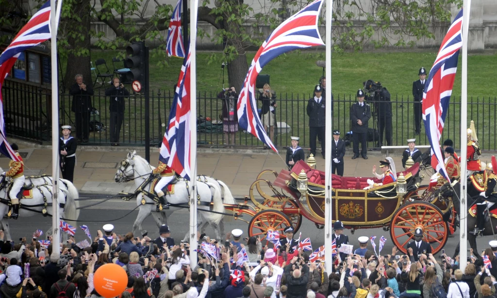 Karocą młoda para przejechała do Pałacu Buckingham. Karocą młoda para przejechała do Pałacu Buckingham.
