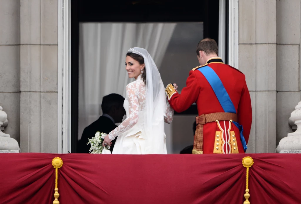 Książę William i księżna Kate na balkonie pałacu Buckingham Książę William i księżna Kate na balkonie pałacu Buckingham