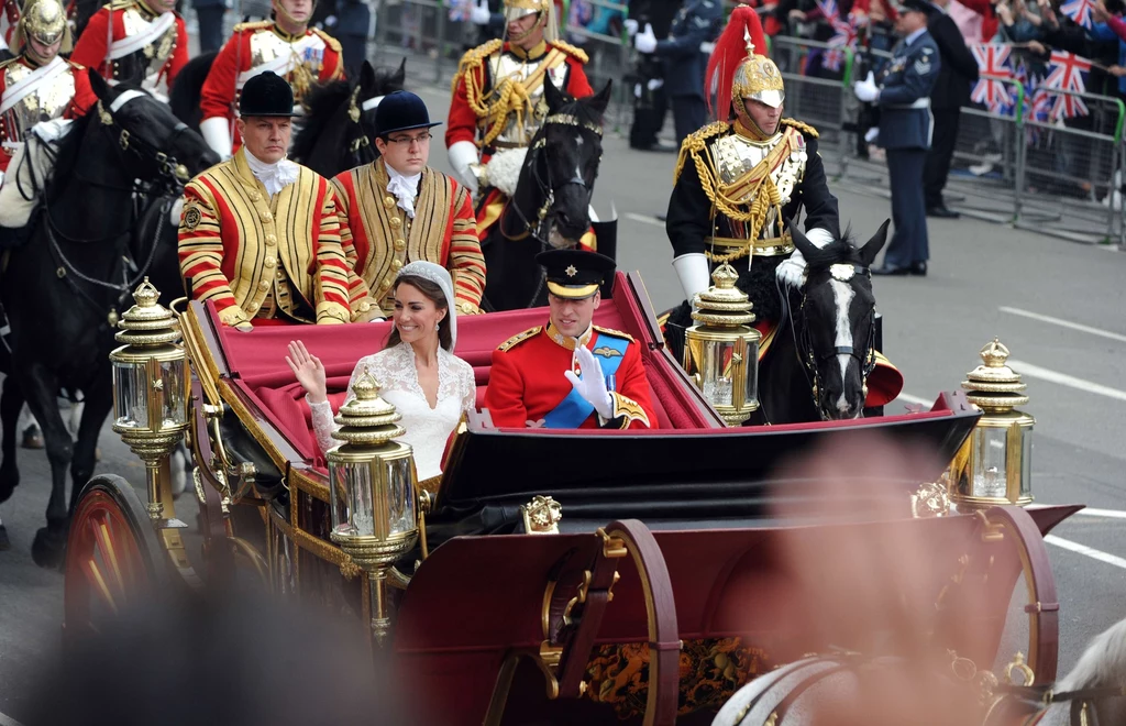 Karocą młoda para przejechała do Pałacu Buckingham. Karocą młoda para przejechała do Pałacu Buckingham.