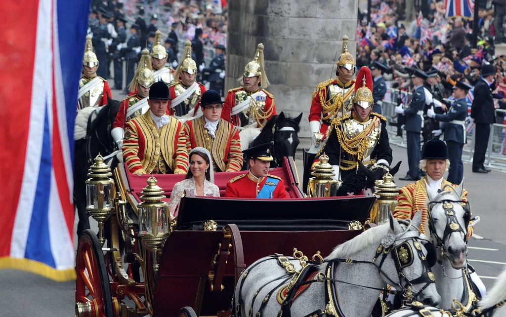 Karocą młoda para przejechała do Pałacu Buckingham. Karocą młoda para przejechała do Pałacu Buckingham.