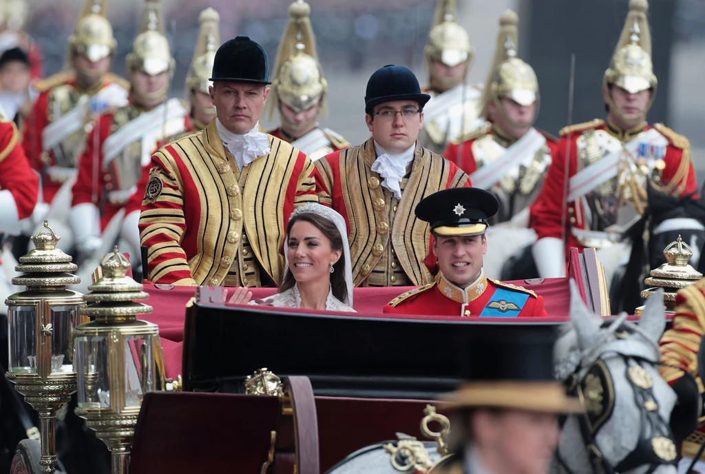 Karocą młoda para przejechała do Pałacu Buckingham. Karocą młoda para przejechała do Pałacu Buckingham.
