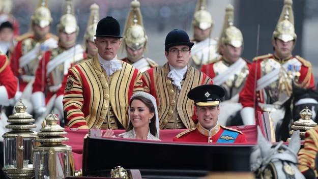 Karocą młoda para przejechała do Pałacu Buckingham.