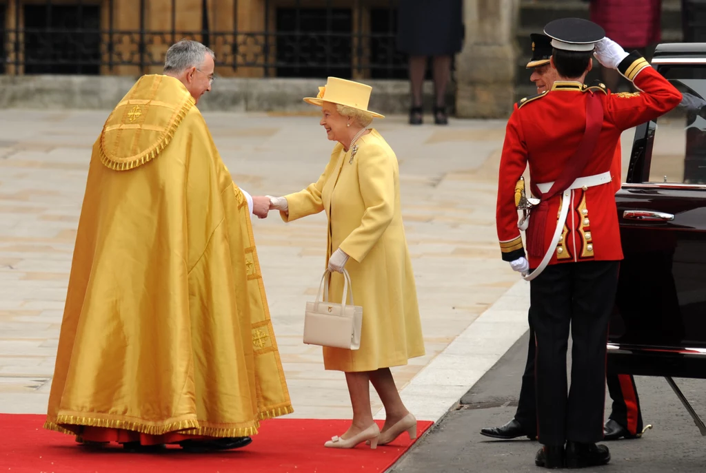 Królowa Elżbieta II wita się z arcybiskupem Canterbury Królowa Elżbieta II wita się z arcybiskupem Canterbury