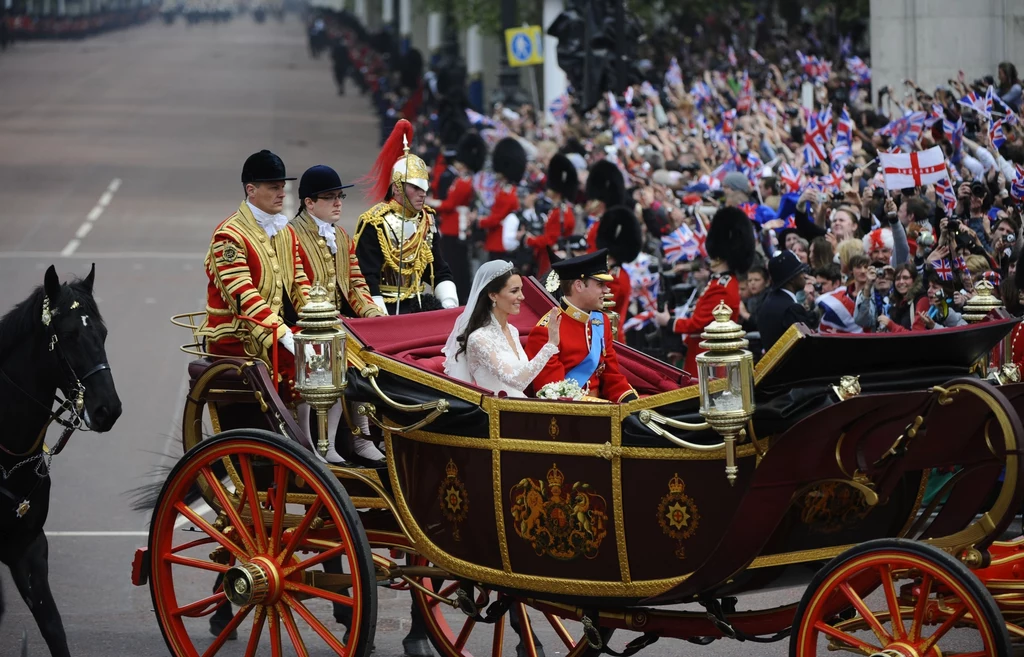 Książę William i księżna Catherine w drodze do pałacu Buckingham Książę William i księżna Catherine w drodze do pałacu Buckingham