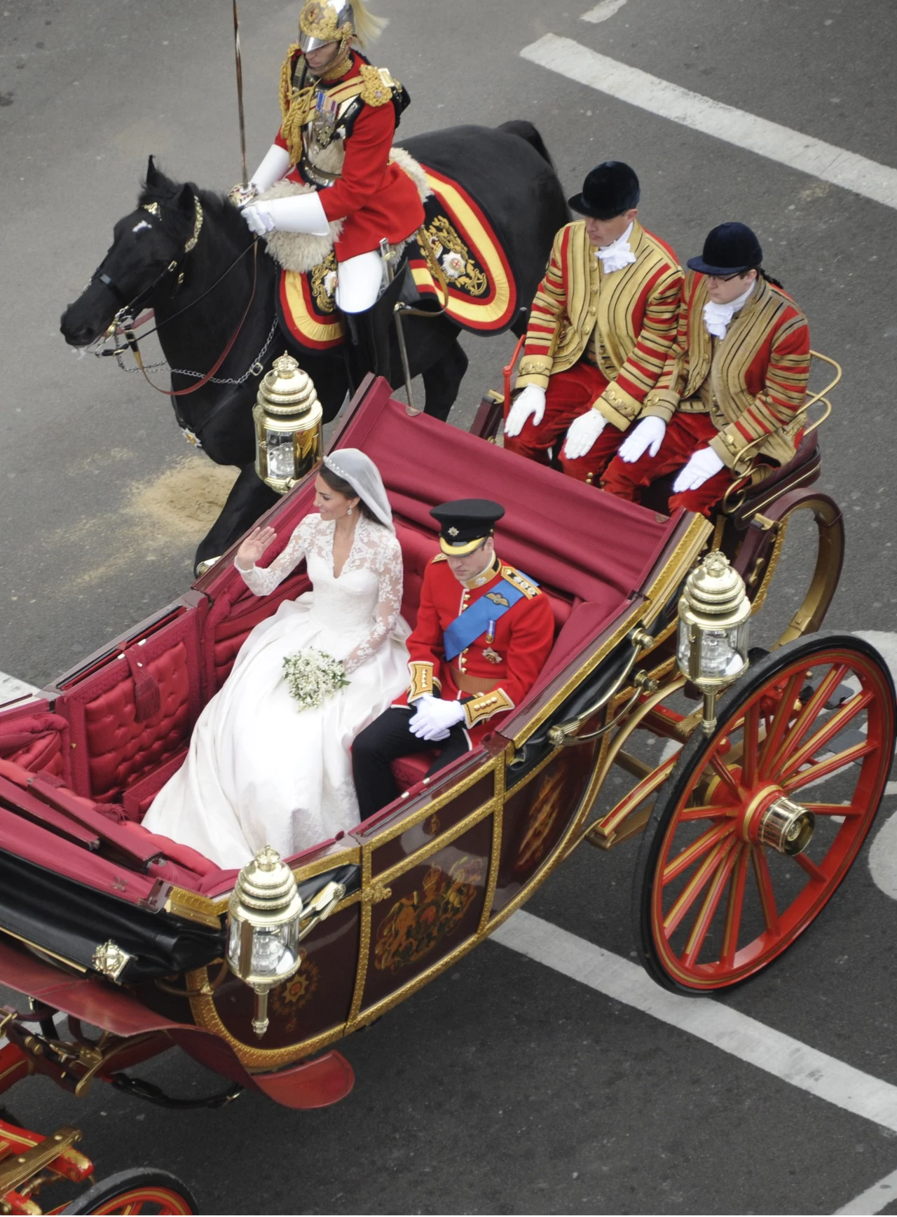 Książę William i księżna Catherine w drodze do pałacu Buckingham Książę William i księżna Catherine w drodze do pałacu Buckingham