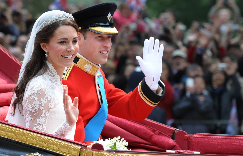 Książę William i księżna Catherine pozdrawiają zgromadzony tłum z królewskiej karocy Książę William i księżna Catherine pozdrawiają zgromadzony tłum z królewskiej karocy