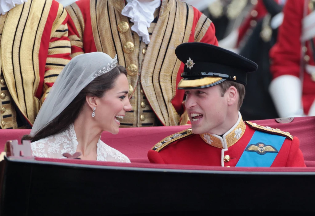 Książę William i księżna Catherine w karocy Książę William i księżna Catherine w karocy
