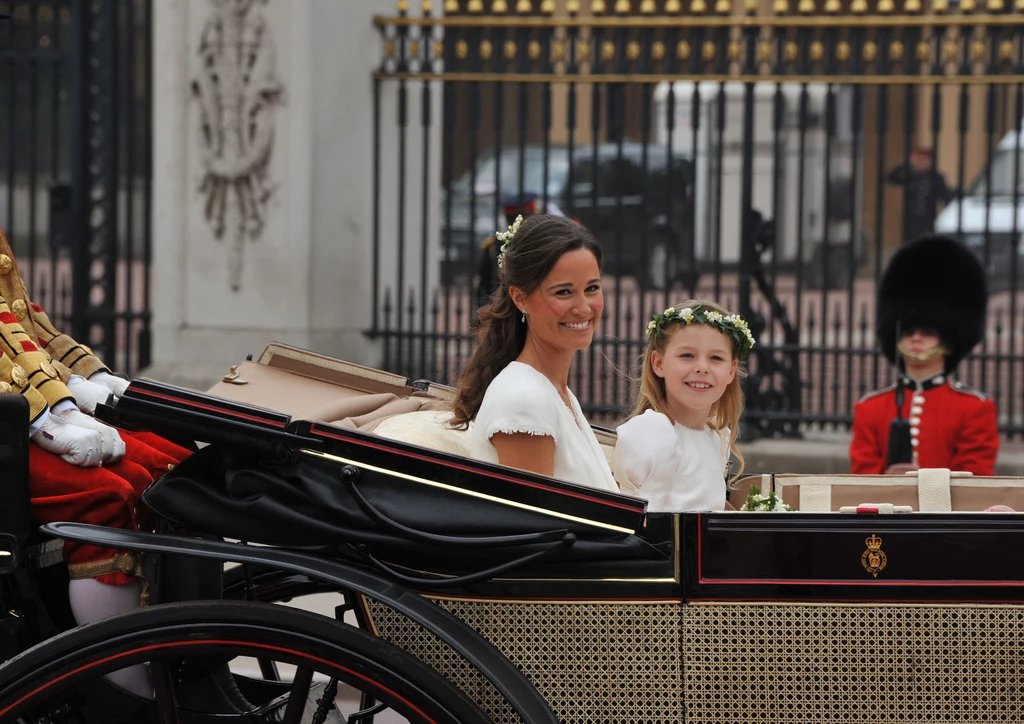 Pippa Middleton w karocy, w drodze do Pałacu Buckingham Pippa Middleton w karocy, w drodze do Pałacu Buckingham