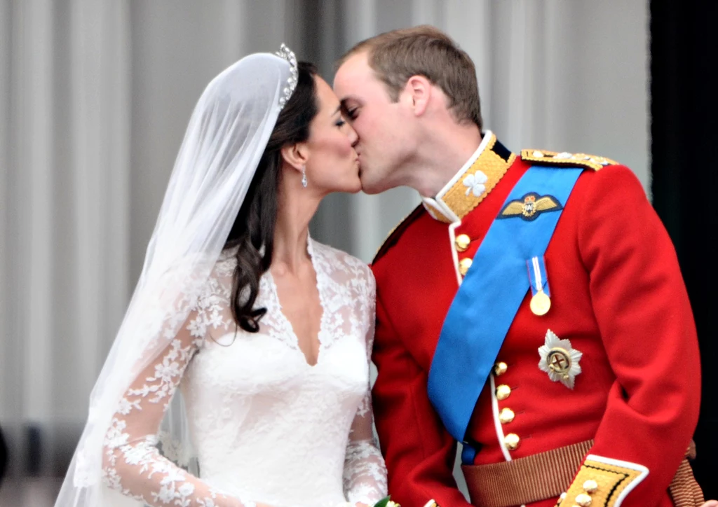 Książę William i księżna Catherine podczas pierwszego, publicznego pocałunku Książę William i księżna Catherine podczas pierwszego, publicznego pocałunku
