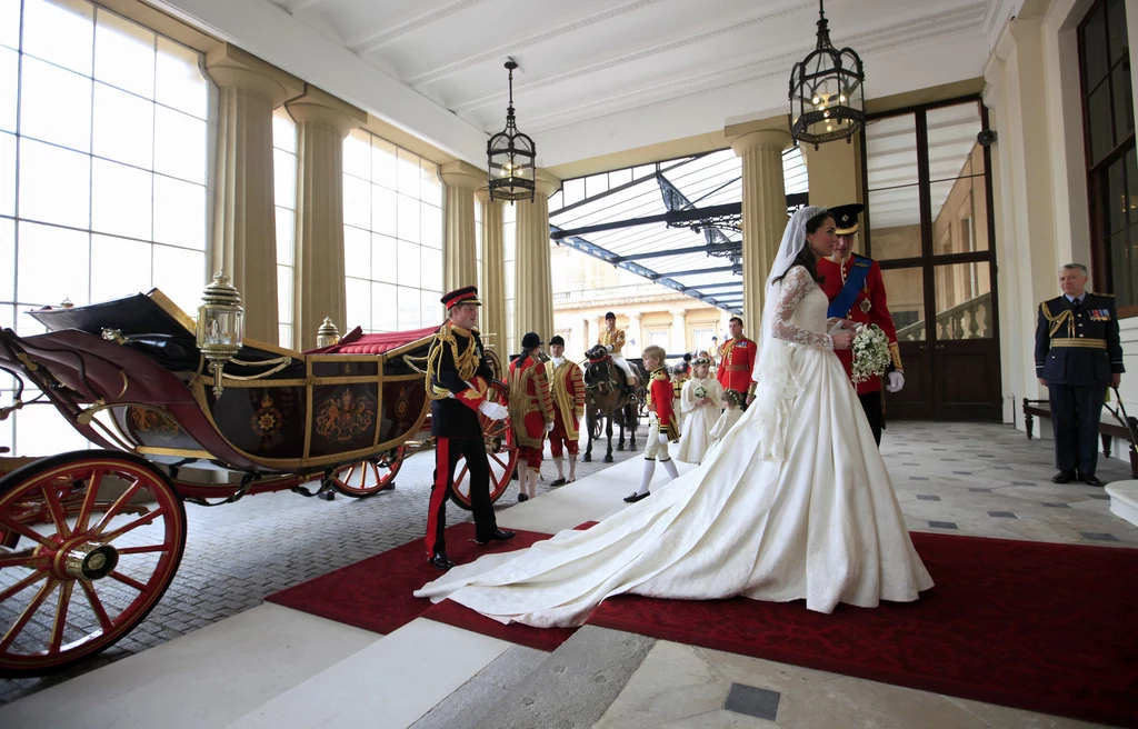 Młoda para przybyła do pałacu Buckingham Młoda para przybyła do pałacu Buckingham