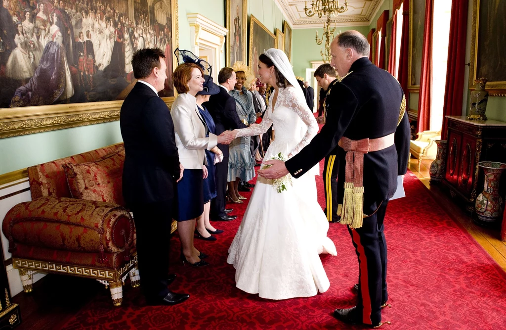 Młoda para w pałacu Buckingham Młoda para w pałacu Buckingham