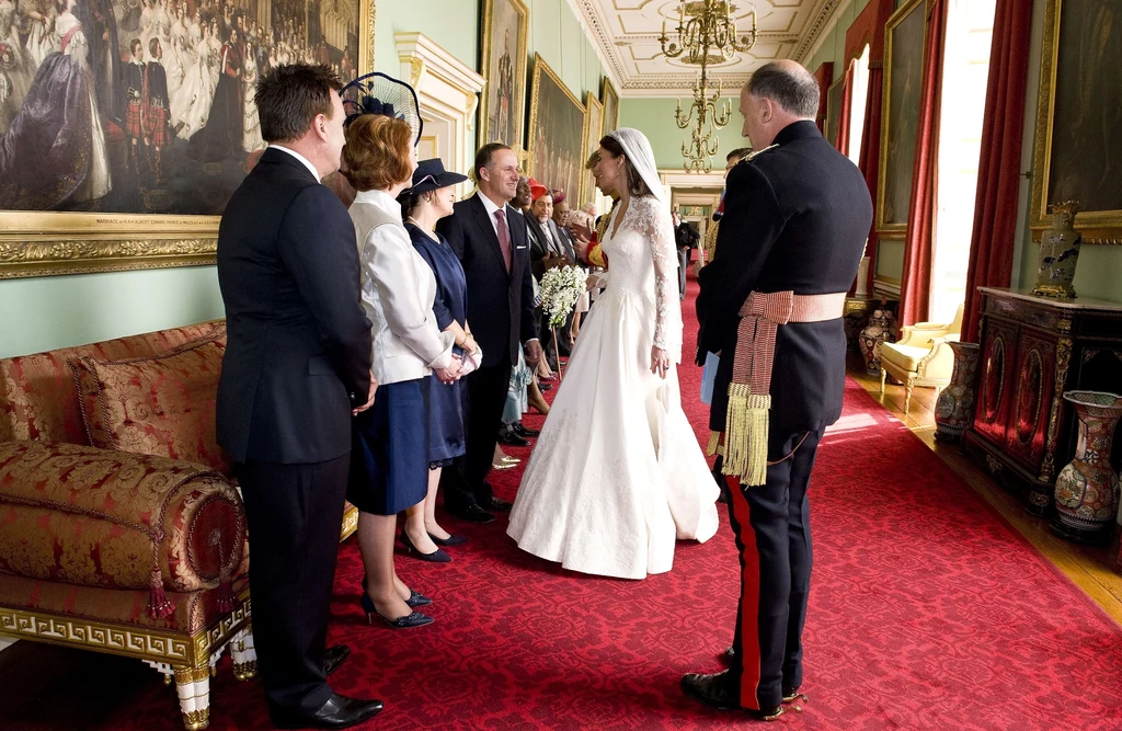 Młoda para w pałacu Buckingham Młoda para w pałacu Buckingham