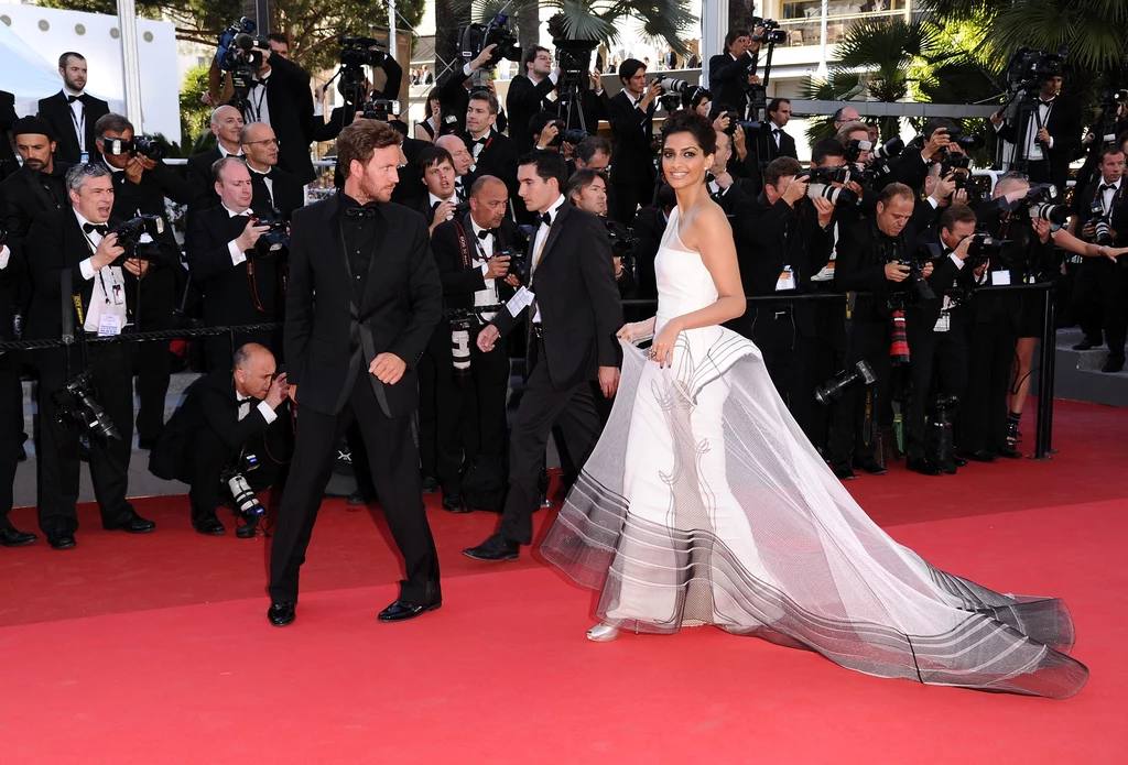 Gwiazda kina Bollywood pojawiła się w zjawiskowej sukni projektu Jean Paul Gaultier. Gwiazda kina Bollywood pojawiła się w zjawiskowej sukni projektu Jean Paul Gaultier.