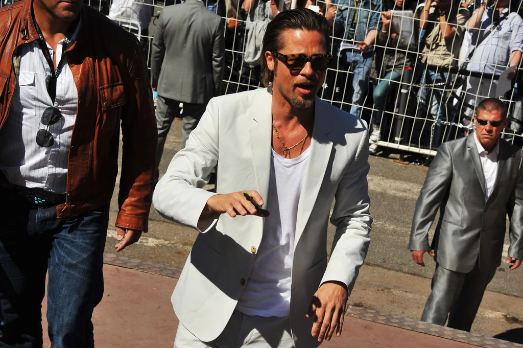 Na jednym ze spotkań prasowych Brad Pitt pojawił się w białym garniturze projektu belgijskiego projektanta Maison Martina Margieli.