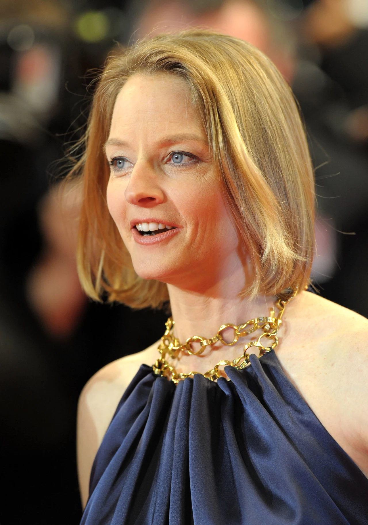 Jodie Foster wystąpiła w granatowej, jedwabnej sukni projektu Balanciagi.