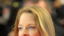 Jodie Foster wystąpiła w granatowej, jedwabnej sukni projektu Balanciagi.