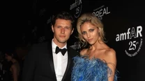 Anja Rubik w sukience domu mody Emilio Pucci. Na zdjęciu z z narzeczonym Sashą Knezevicem.