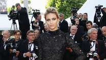 Anja Rubik w długiej, wysadzanej cekinami kreacji domu mody Emilio Pucci.