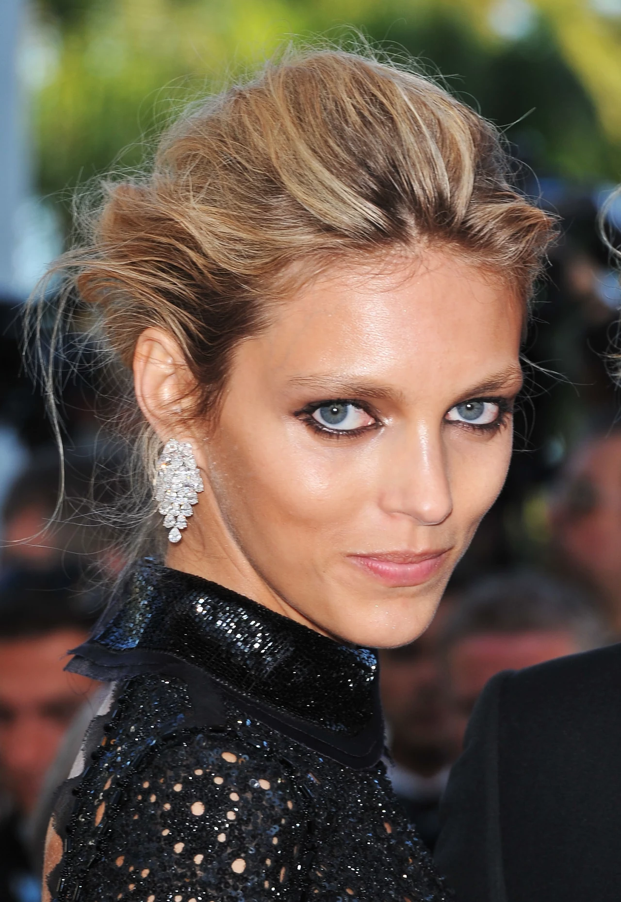 Anja Rubik w długiej, wysadzanej cekinami kreacji domu mody Emilio Pucci.