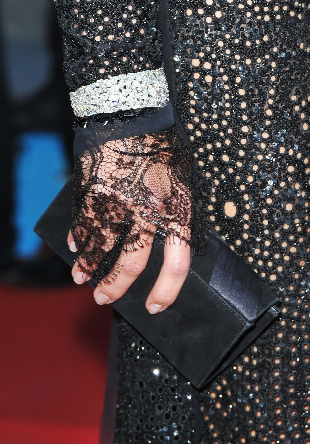 Anja Rubik w długiej, wysadzanej cekinami kreacji domu mody Emilio Pucci.