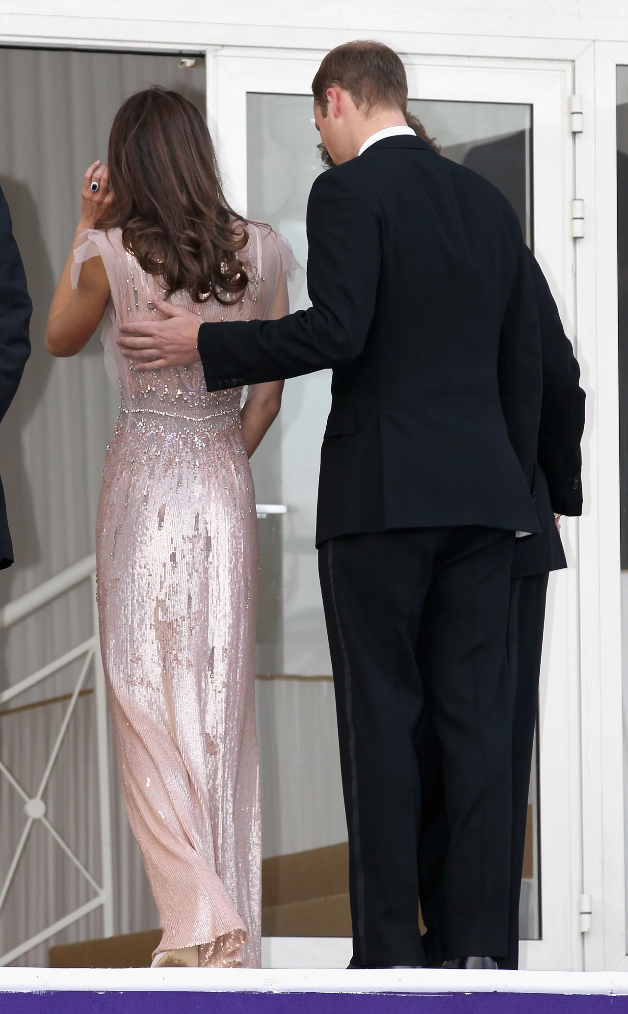 Księżna Catherine miała na sobie cekinową suknię brytyjskiej projektantki Jenny Packham. I widać, że jest coraz szczuplejsza... Księżna Catherine miała na sobie cekinową suknię brytyjskiej projektantki Jenny Packham. I widać, że jest coraz szczuplejsza...